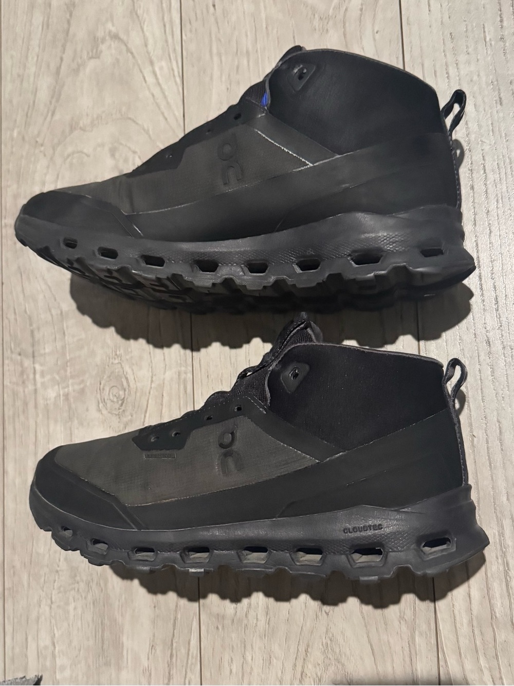On CloudRock Mid-Top Women’s Black Boot (no laces)